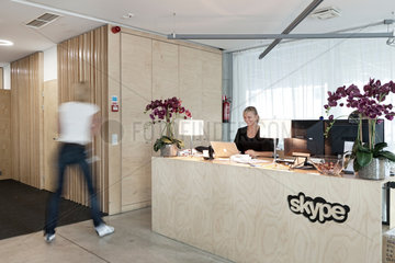 Tallinn  Estland  Heidy Heinpalu  Office Manager von Skype  im Flur des Skype Worldwide Headquarters
