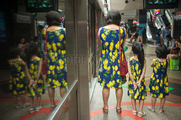 Singapur  Republik Singapur  Mutter wartet mit ihren Toechtern auf die U-Bahn