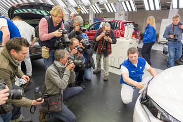 Wolfsburg  Deutschland  Pressetermin bei der Produktionsstrecke fuer den VW Touran und Tiguan
