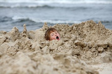 Ahlbeck  Deutschland  Junge spielt im Sand