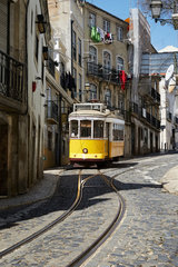 Lissabon  Portugal  Strassenbahn der Linie 28 in der Calcada de Sao Vicente