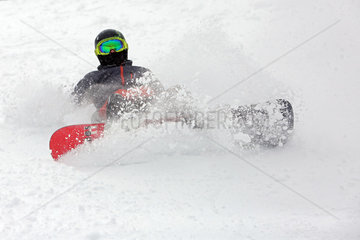 Krippenbrunn  Oesterreich  ein Mann stuerzt beim Snowboardfahren im Tiefschnee