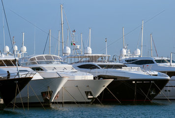Genua  Italien  Luxusyachten im Hafen von Genua