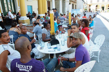 Havanna  Kuba  junge Kubaner in einer Bierbar in Alt-Havanna