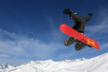 Kloesterle am Arlberg  Oesterreich  ein Junge faehrt Snowboard