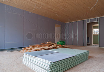 Berlin  Deutschland  Gipskartonplatten liegen in einem Raum
