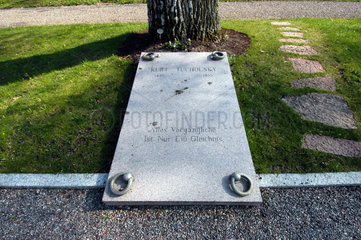 Mariefred  Schweden  Kurt Tucholskys Grab auf dem Friedhof in Mariefred