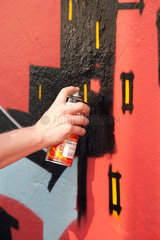 Bremen  Deutschland  Graffitikuenstler besprayt eine Wand im Auftrag der Stadt