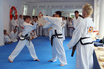 Berlin  Deutschland  Junge absolviert beim Taekwondo-Kurs einen Bruchtest