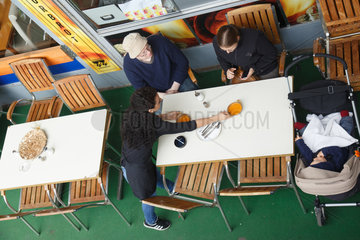 Berlin  Deutschland  Menschen in einem Restaurant am Kottbusser Tor