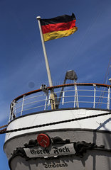 Stralsund  Deutschland  Deutsche Nationalfahne weht am Heck des Segelschulschiffes Gorch Fock I