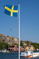 Grebbestad  Schweden  die schwedische Fahne haengt am Fahnenmast im Hafen