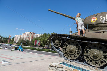 Tiraspol  Republik Moldau  Panzer-Denkmal an der Strasse des 25. Oktobers