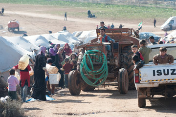 Atma  Syrien  Trinkwassertankwagen im Fluechtlingslager Atma Camp an der tuerkischen Grenze