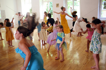 Berlin  Deutschland  tanzende Kinder und Frauen