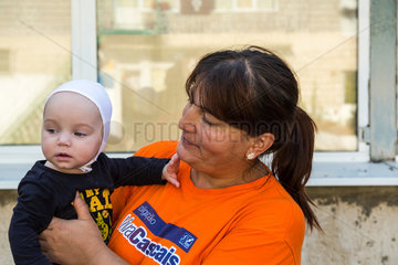 Kischinau  Moldawien  Betreuerin mit einem Saeugling in einem staatlichen Waisenhaus
