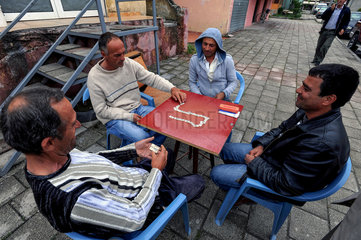 Berat  Albanien  Einheimische spielen am Strassenrand Domino