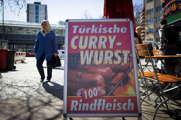 Berlin  Deutschland  ein tuerkischer Currywurst-Imbiss am Kottbusser Tor