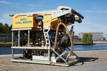 Berlin  Deutschland  der GEOMAR-Tauchroboter ROV Kiel 6000 am Ufer der Spree