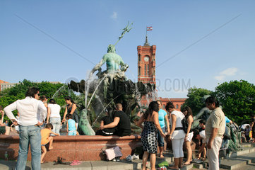 Berlin  Deutschland  Touristen bei einer Abkuehlung im Neptunbrunnen