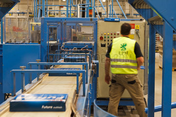 Doerpen  Deutschland  Mitarbeiter der Firma Nordland Papier in der Produktion