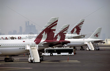 Doha  Katar  Flugzeuge der Qatar Airways auf dem internationalen Flughafen