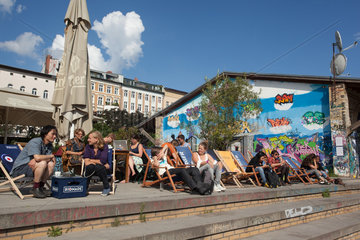 Berlin  Deutschland  Menschen im Cafe Edelweiss im Goerlitzer Park