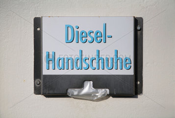 Muenster  Deutschland  Dieselhandschuhe an einer Tankstelle