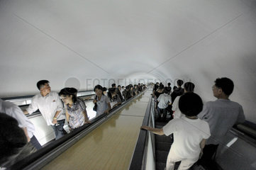 Pjoengjang  Nordkorea  Rolltreppe zu einer U-Bahnstation