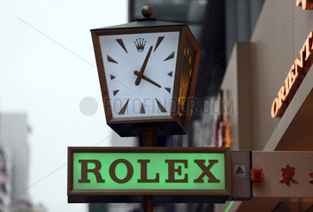 Hong Kong  China  Uhr und Schriftzug Rolex an einer Hausfassade