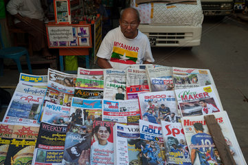 Yangon  Myanmar  Zeitungsverkaeufer in Yangon