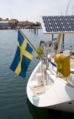 Fjaellbacka  Schweden  schwedische Fahne und Solarzellen auf einem Segelboot