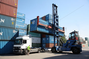 Hamburg  Deutschland  ein Rahmenstapler verlaedt Leercontainer auf einen LKW