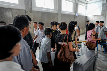 Pjoengjang  Nordkorea  Fahrscheinkontrolle in einer U-Bahnstation