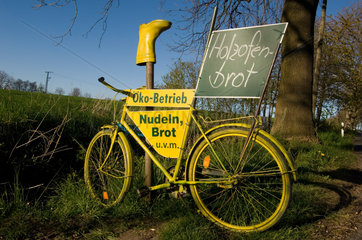 Glowe  Deutschland  Fahrradschild mit Werbung fuer die Ruegener Spezialitaetenmanufaktur