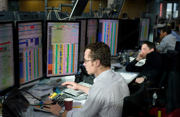 Frankfurt am Main  Deutschland  Wertpapierhaendler vor ihren Monitoren