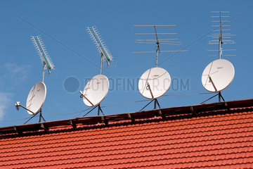 Cered  Ungarn  Satellitenschuesseln auf dem Dach eines Hauses