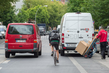 Berlin  Deutschland  Verkehr in der Koepenicker Str. in Berlin-Mitte mit Radfahrer und Lieferverkehr