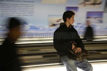 Paris  Frankreich  Jugendlicher auf der Rolltreppe in einer Metro Station