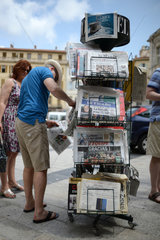 Nizza  Frankreich  Kunden an einem Zeitungskiosk