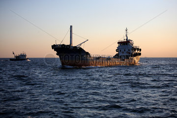 Tuerkei  ein Frachter im Marmarameer vor Istanbul