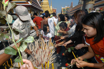 Bangkok  Thailand  Feuerstaette fuer Raeucherstaebchen auf dem Gelaende des Koenigspalastes