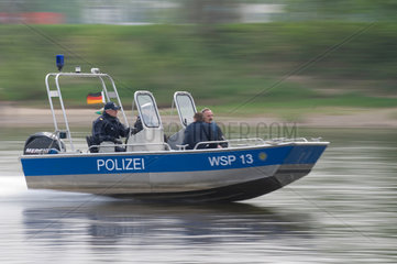 Dresden  Deutschland  ein Boot der Wasserschutzpolizei auf der Elbe