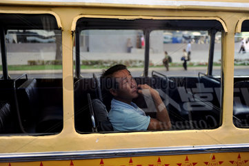 Pjoengjang  Nordkorea  ein Mann in einem Bus