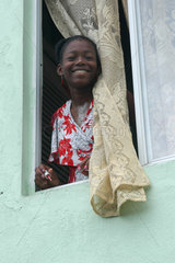 St. Georges  Grenada  Einheimische schaut aus dem Fenster