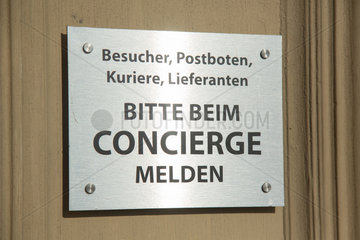 Berlin  Deutschland  Concierge-Schild an einem Eingang