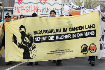 Berlin  Deutschland  GEW-Demonstranten beim Demonstrationszug auf der Karl-Liebknecht-Strasse