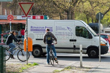 Berlin  Deutschland  Fahrradstrasse im Einmuendungsbereich einer Verkehrsstrasse