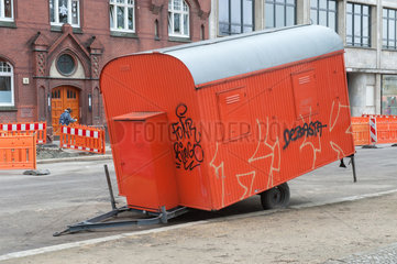 Berlin  Deutschland  orangefarbener Bauwagen am Rande einer Baustelle