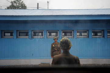 Panmunjeom  Nordkorea  nordkoreanische Grenzsoldaten stehen Wache